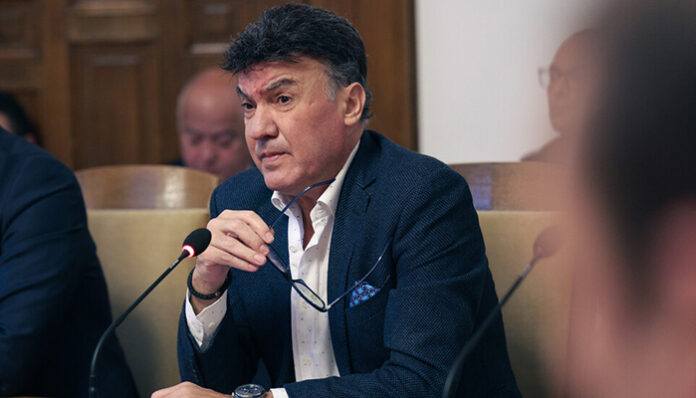Михайлов подаде оставка, "за да сме спокойни всички"