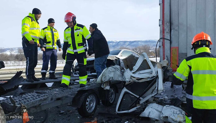 Шофьор на автовоз се заби в колона камиони, спрени заради снега