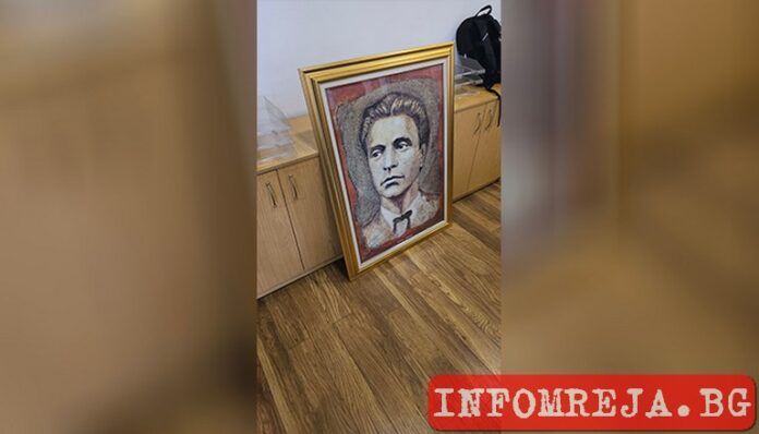 Левски се върна на стената в кметския кабинет в Община Благоевград