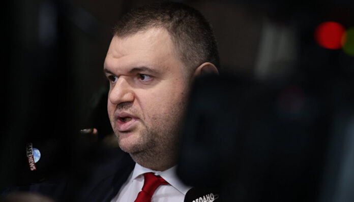Пеевски към Денков: Онлайн премиер, греете в новините с доста съмнителна пиар акция