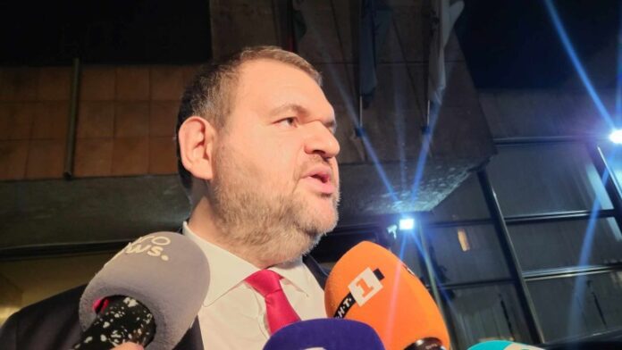 Пеевски пита Денков чии интереси пази: про-Путин и “Лукойл” или евроатлантизма
