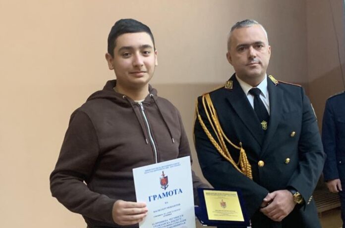 Приз за честност за 14-годишния Васко от Дупница, намерил и върнал чанта с 5 625 лв.
