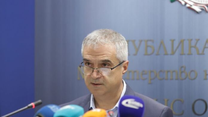 Министър Радев: В 126 населени места все още има проблеми с електрозахранването