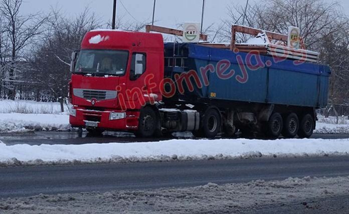 Сняг в Северозапада блокира камиони