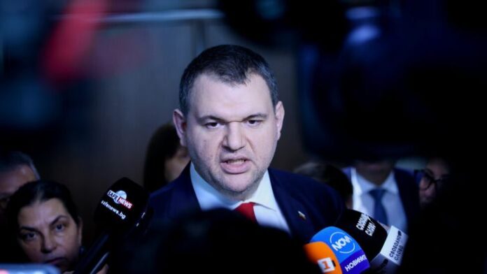 Пеевски и Добрев сезираха прокуратурата за незаконен износ на руски петрол от “Лукойл” България