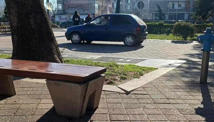 Възрастен мъж шофира на центъра в Сливен, объркал се