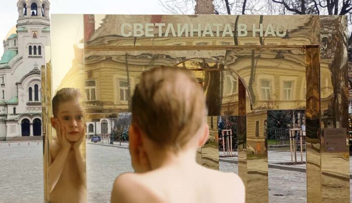 Арт, арт, ама няма нужда: Махат арката пред храм-паметника "Ал. Невски", осмяха я