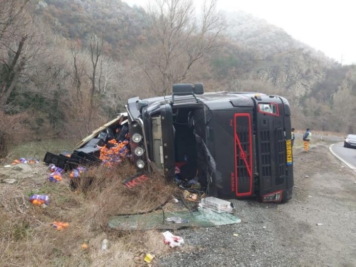 Роми „берат“ мандарини от камион в Кресненското дефиле