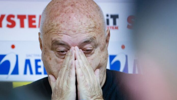 Чичо Венци изрева от съдиите преди мача срещу ЦСКА