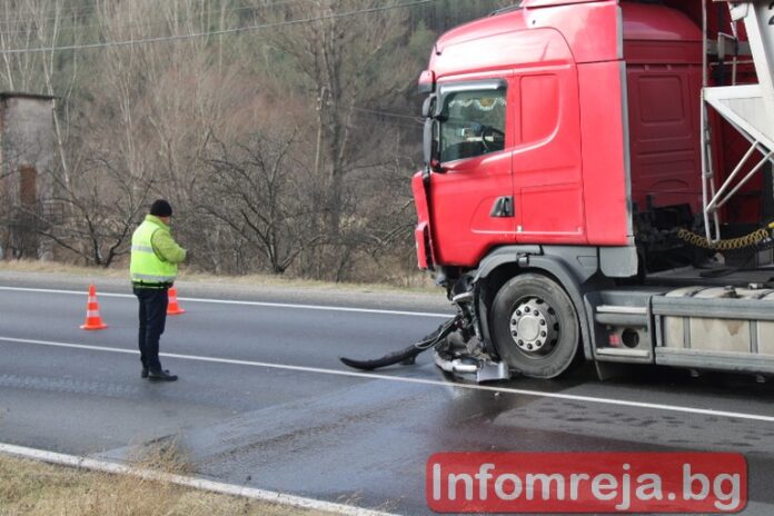 Камион уби мъж, движил се насред пътя за Средец