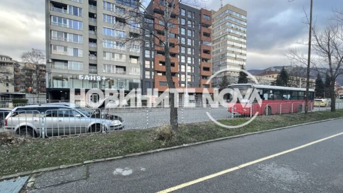 Кола и автобус катастрофираха в София, има двама пострадали