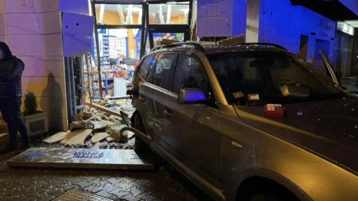 Американец нахълта с колата си в магазин в София и рани двама
