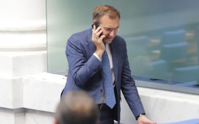 Депутати от БСП нахлуха в областната управа на София