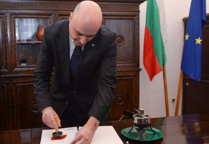 Министър Атанас Славов подпечата промените в Конституцията с държавния печат