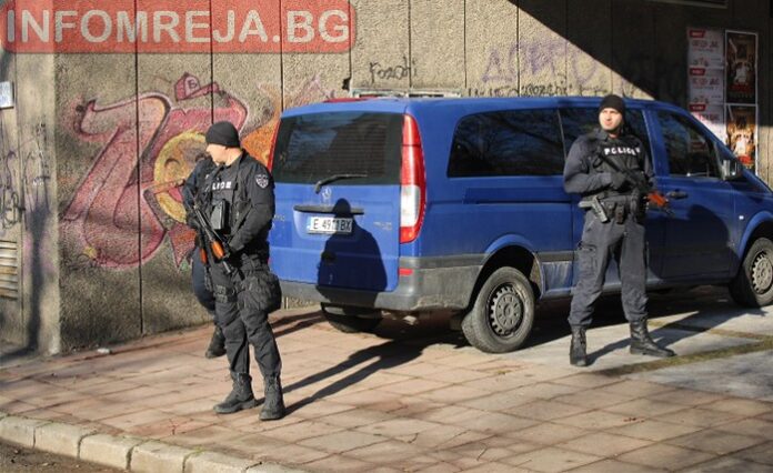 Спецполицаи с кучета патрулират на възлови места в Благоевград