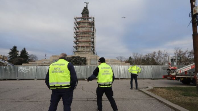 Депутати от БСП бити пред Паметника на съветската армия