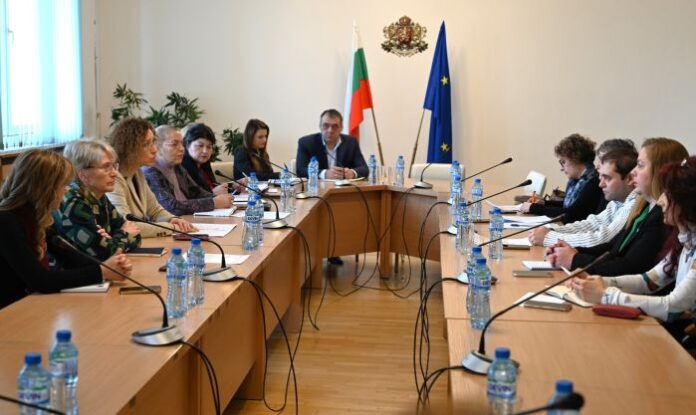Шалапатова обеща: Ще има увеличение на заплатите на социалните служители