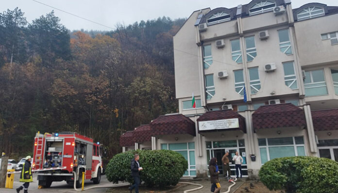Дим в котелното на ЮЗДП вдигна пожарникарите на крак