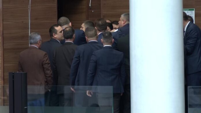Скандал и физически сблъсъци в парламента