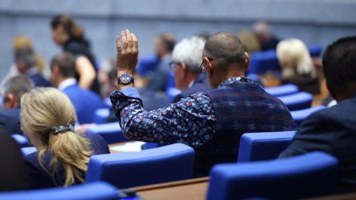 Депутатите се скараха за дневния ред, но събраха кворум