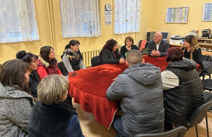 Министър Цоков: Детето, живяло в пристройка, е преместено в ново училище