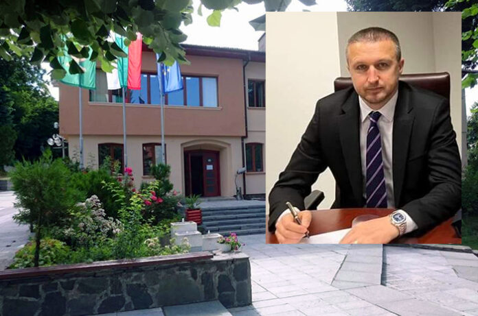 Санират двата блока в центъра на Белица