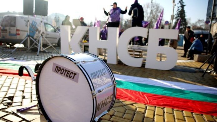 Протест на КНСБ блокира центъра на София