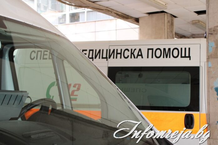 Дете е с тежко комоцио след като майка му се заби с кола в дърво