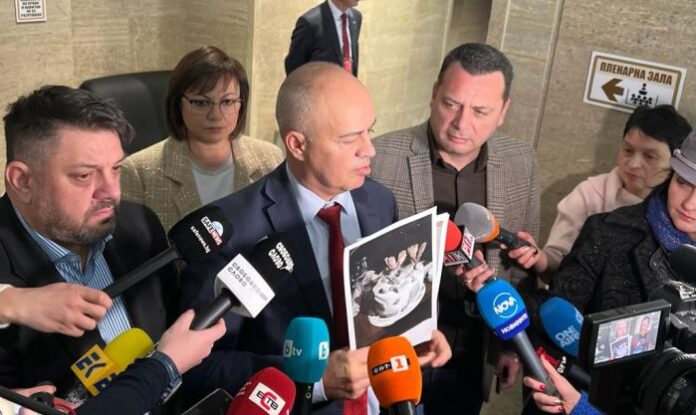 БСП: Незабавна оставка за политиците от ДБ, яли торти с нарязания паметник