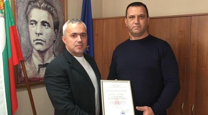 Шефът на полицейския участък в ромския квартал на Кюстендил с благодарствен плакет