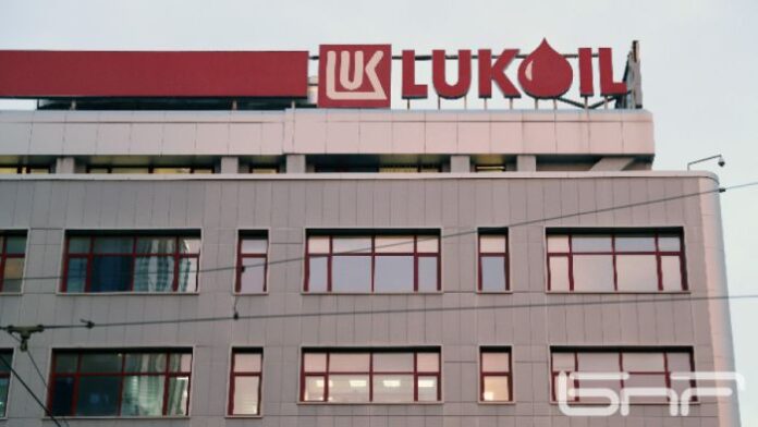 "Лукойл" преразглежда стратегията си в България и обмисля продажба на бизнеса
