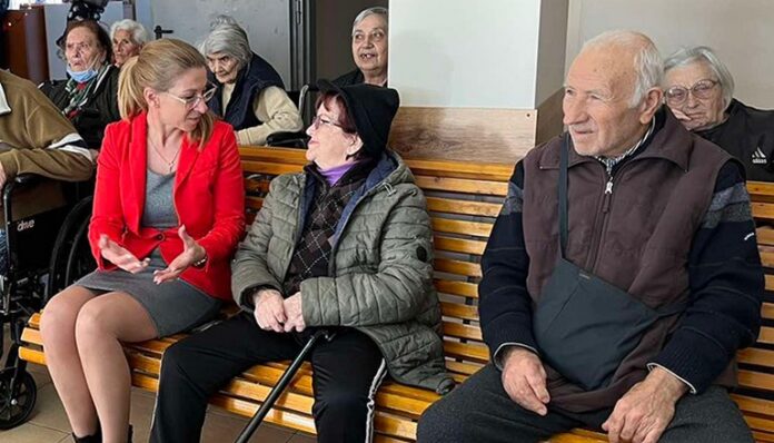 Областният управител "подари" грижа и ласка на възрастните хора от Дома в Благоевград