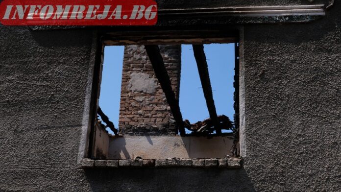 80-годишна е в тежко състояние след пожар в дома ѝ