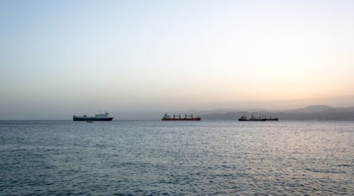 Хусите прогониха търговски и военни кораби на САЩ от Червено море