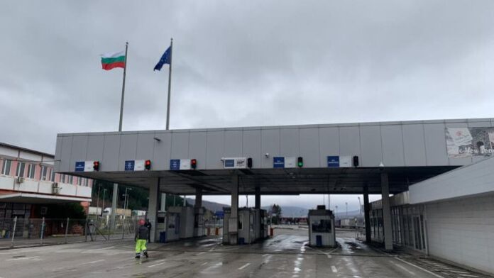 Ремонт затруднява движението на „Калотина“