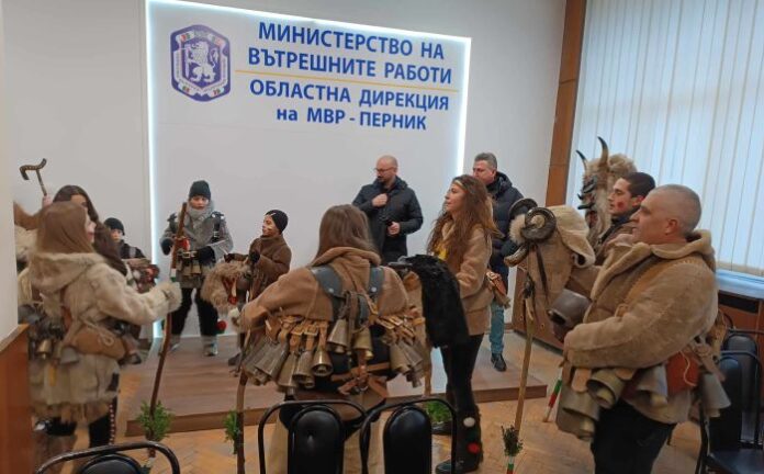 Сурвакарска група от Кралев дол поздрави ОДМВР - Перник
