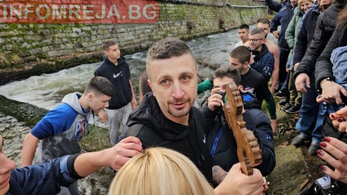 36-годишният Кирил Димитров хвана богоявленския кръст в Благоевград