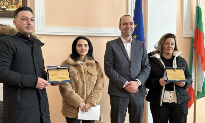 Инж. Огнян Атанасов награди победителите в конкурса за коледна външна украса в Кюстендил