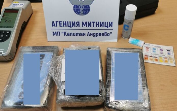 На Капитан Андреево: Турски шофьор скри над 3 кг кокаин в якето си