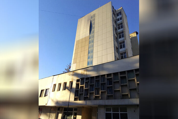 Силният вятър повреди фасадата на сграда в центъра на Разлог