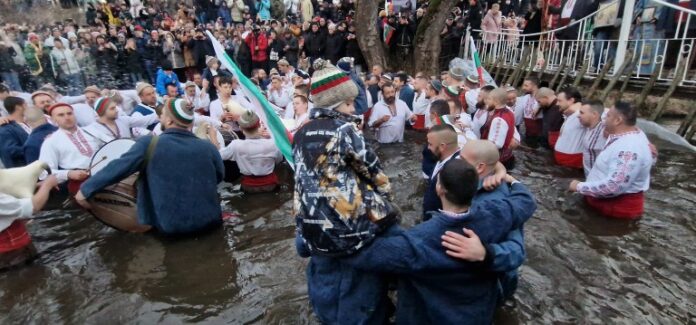 6-годишният Мартин хвана кръста на Мъжкото хоро в Калофер