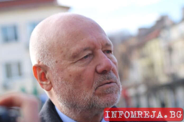 Скандал от София до Виетнам: Служител на МО подаде оставка заради грешен списък