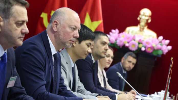 Председателят на НС иска обяснения от МО за непоканени депутати на водосвета на бойните знамена