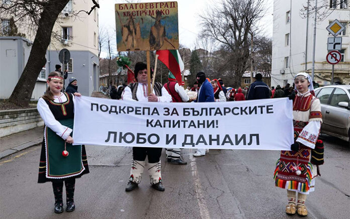 Кукерите от „Струмско“ дефилираха в Перник в подкрепа на българските капитани