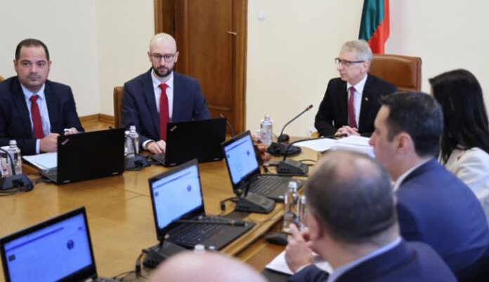 Денков: Тази сутрин първата въздушна линейка трябва да излети към България