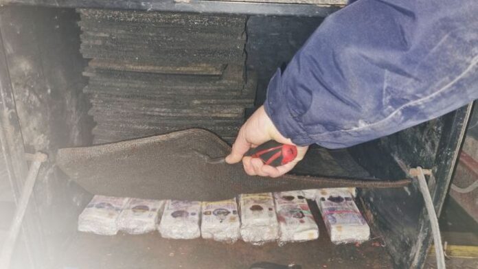 Откриха недекларирани 900 хил. лв. под стелки и верига на турски камион