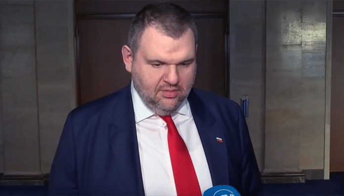 Пеевски иска оставката на президента, от БСП аплодират Радев