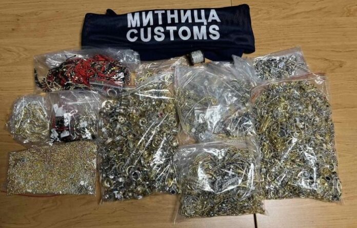 Откриха над 9.2 кг сребърни и златни накити в колата на румънец