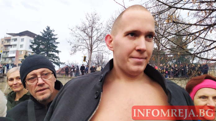 Любослав Ганев извади богоявленския кръст в Кюстендил, дарява средствата на нуждаещ се