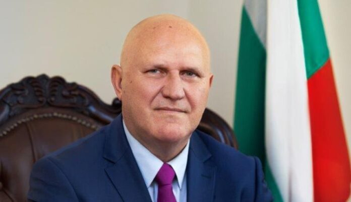 МОН променя наредба, засягаща над 70 000 учители и директори